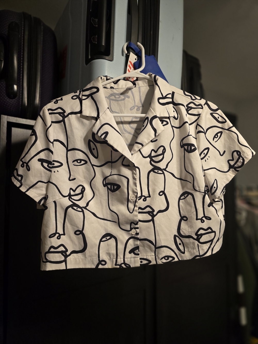 Abstract Face Print Cropped Button-Up Shirt - White/Black